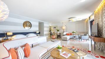 Suite, pemandangan laut | Minibar, brankas, didekorasi berbeda-beda, dan meja kerja