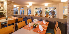 Middag serveres, internasjonale retter