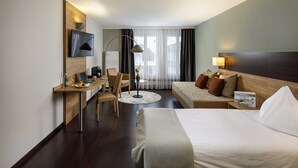 Doppelzimmer Innenhof | Safe på rommet, skrivebord, lydisolert og wi-fi (inkludert)