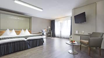 Doppelzimmer Bahnseite | In-room safe, desk, soundproofing, free WiFi