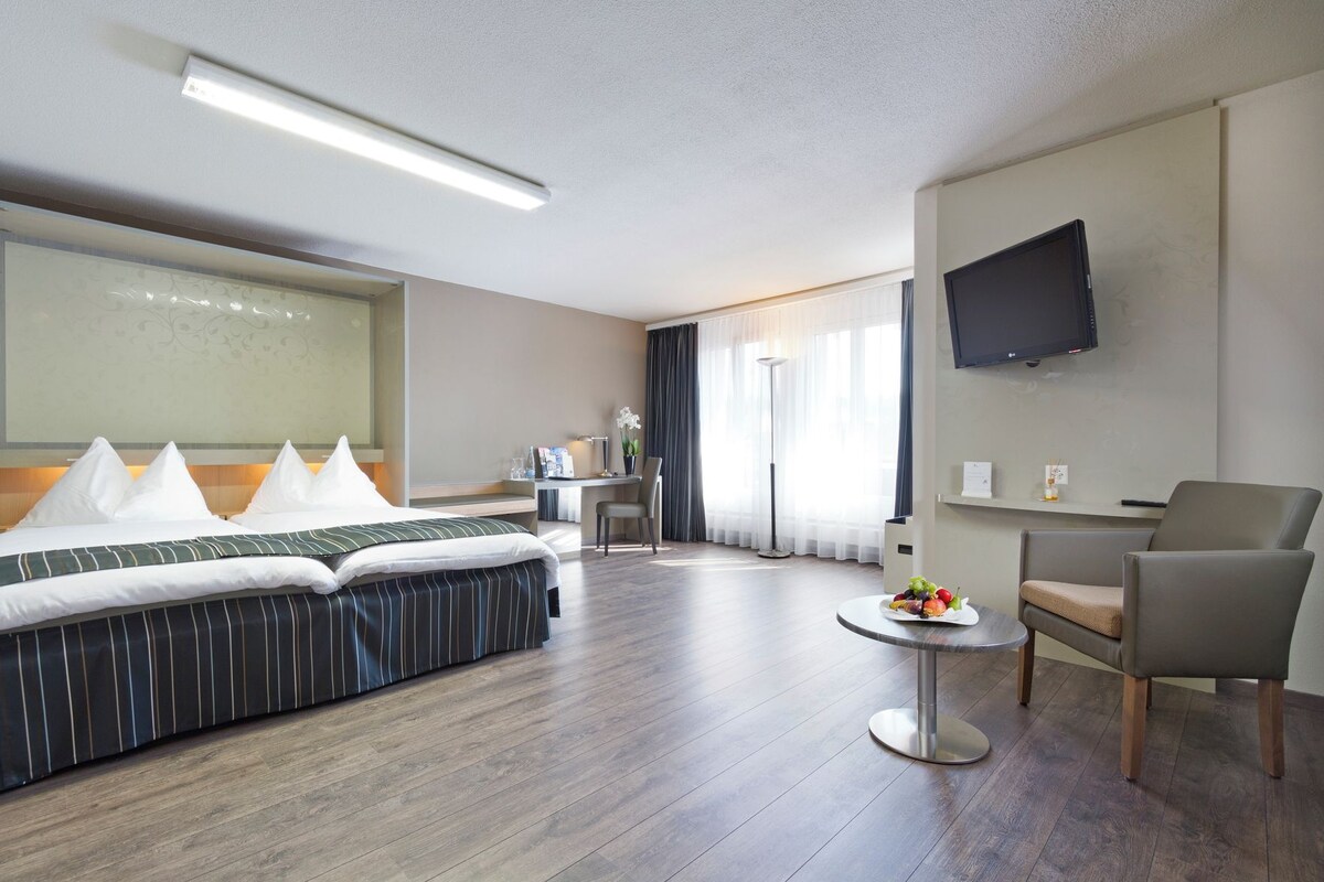 In-room safe, desk, soundproofing, WiFi (free)