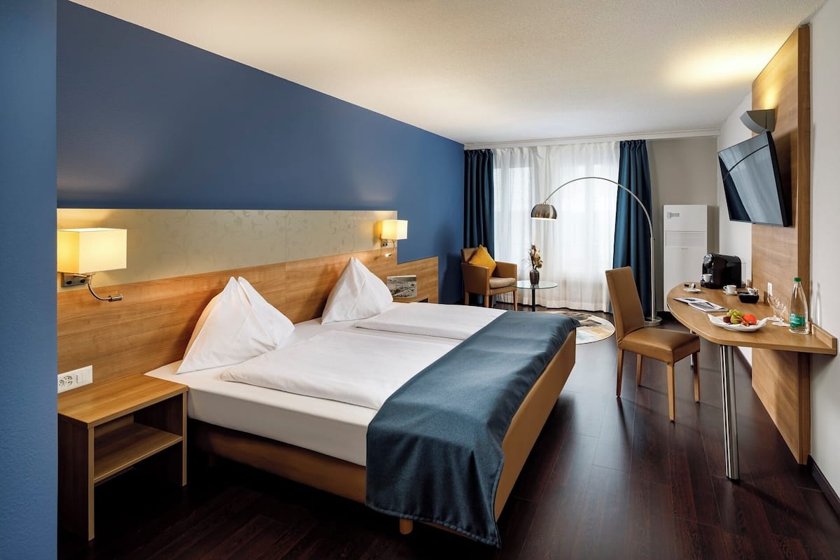 Quiet double room, courtyard side, with air conditioner | Een kluis op de kamer, een bureau, geluiddichte muren, gratis wifi