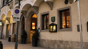 Un bâtiment doté de portes en arc de cercle, d’un panneau indiquant qu’il est interdit de se garer et d’un autre panneau indiquant qu’il s’agit d’un droit héréditaire.