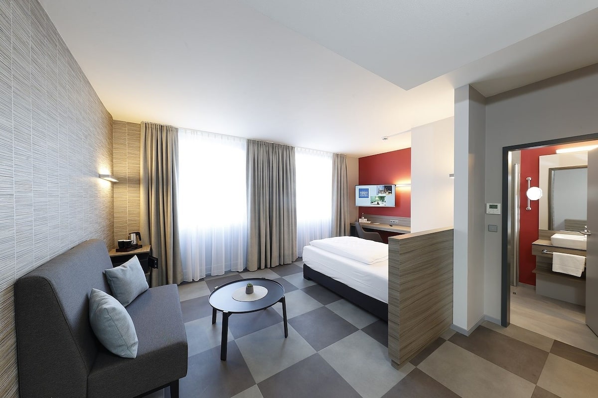 Chambre Premium, non-fumeurs, climatisation | Salle de bain accessible aux personnes à mobilité réduite