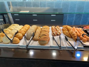 Tägliches Frühstücksbuffet (16 EUR pro Person)