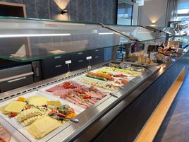 Tägliches Frühstücksbuffet gegen Gebühr