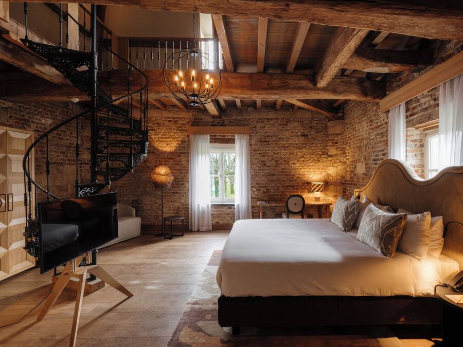 Tower Suite | Safe på rommet, individuelt dekorert, individuelt innredet og skrivebord