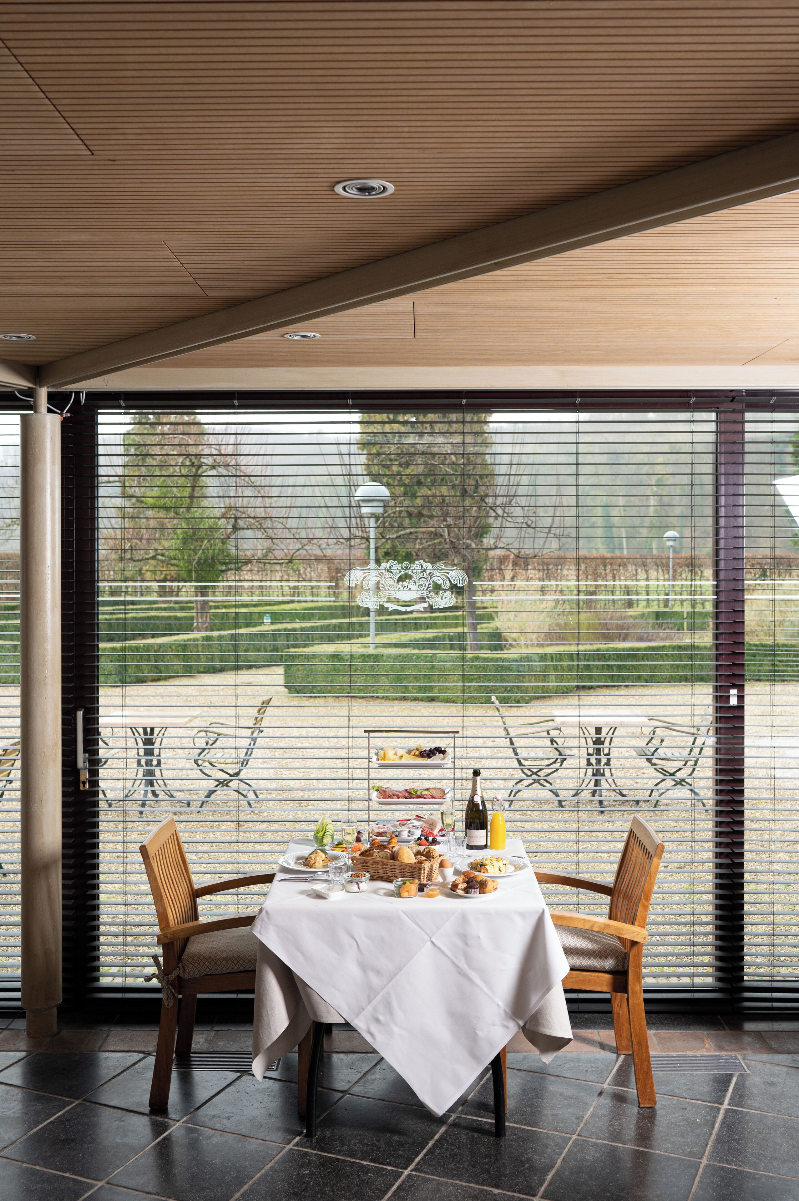 daily buffet breakfast (eur 39 per person)