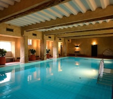 Piscina interna, espreguiçadeiras