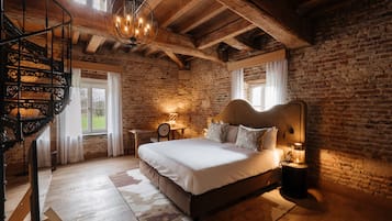 Un dormitorio con una cama grande, una escalera de madera y una pared de ladrillo.