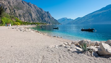 Privatstrand in der Nähe, Liegestühle, Sonnenschirme, Strandtücher