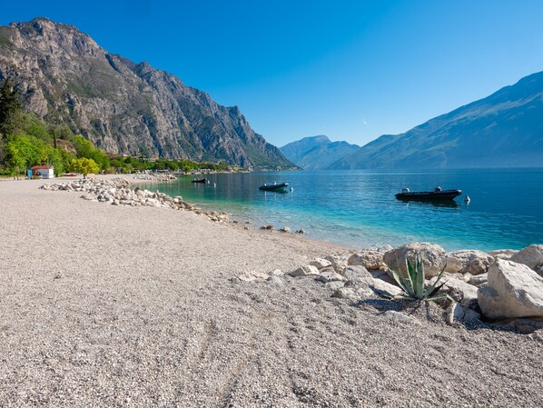 Privatstrand in der Nähe, Liegestühle, Sonnenschirme, Strandtücher