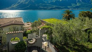 Un hotel con vistas a un lago y montañas.