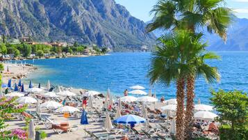 Plage privée à proximité, chaises longues, parasols, serviettes de plage