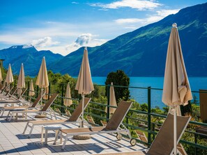 Een binnenzwembad, een seizoensgebonden buitenzwembad