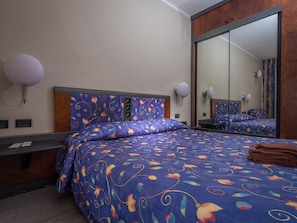 Kamar Double atau Twin Superior | Brankas, meja kerja, dan seprai linen