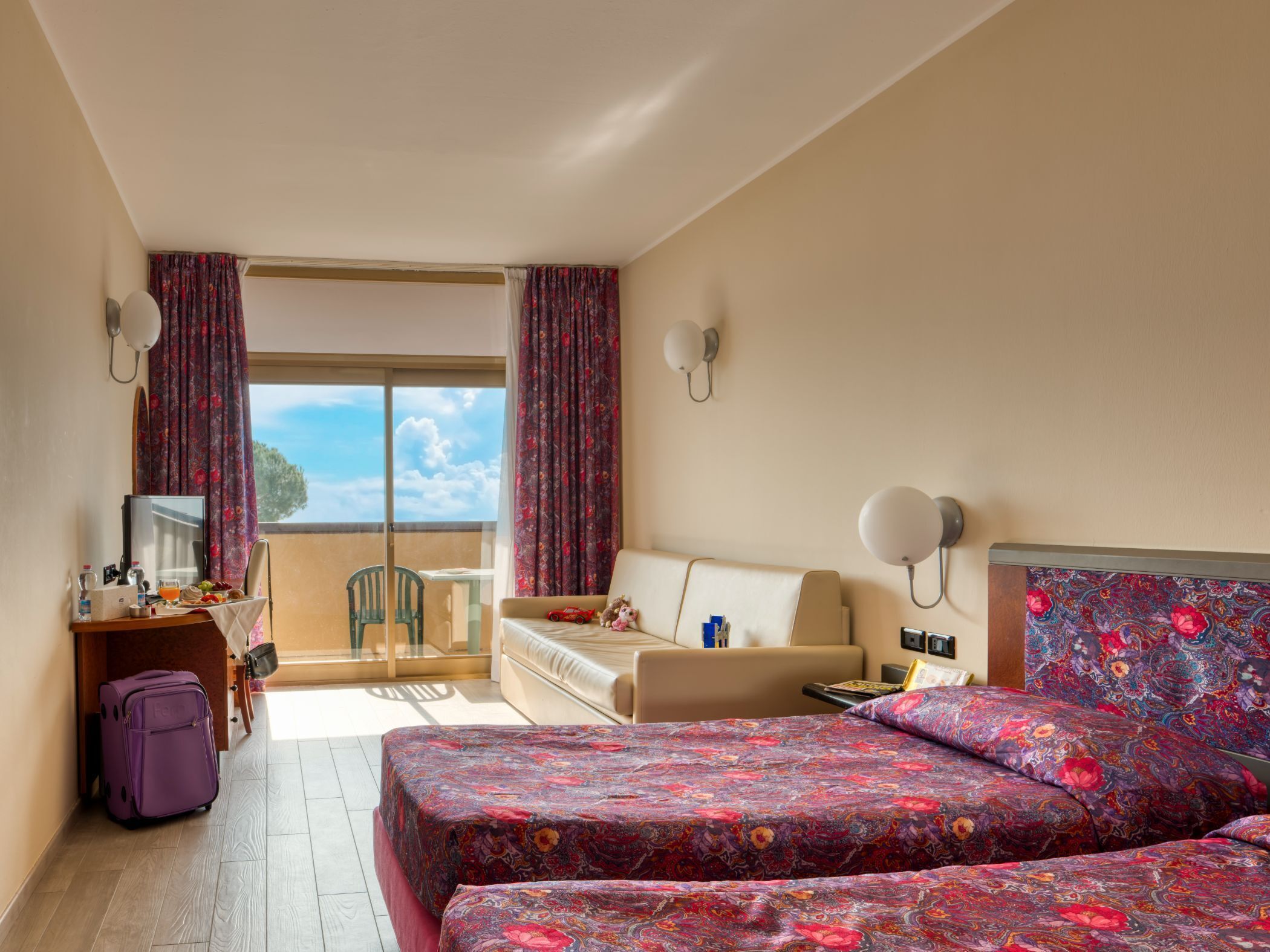 In-room safe, desk, bed sheets