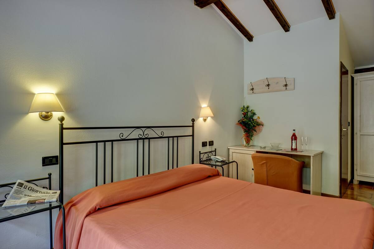 In-room safe, desk, bed sheets