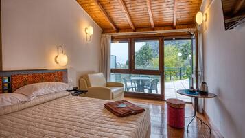 Camera Standard con letto matrimoniale o 2 letti singoli | Una cassaforte in camera, una scrivania, lenzuola