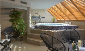 Couples treatment room(s), sauna, hot tub, steam room