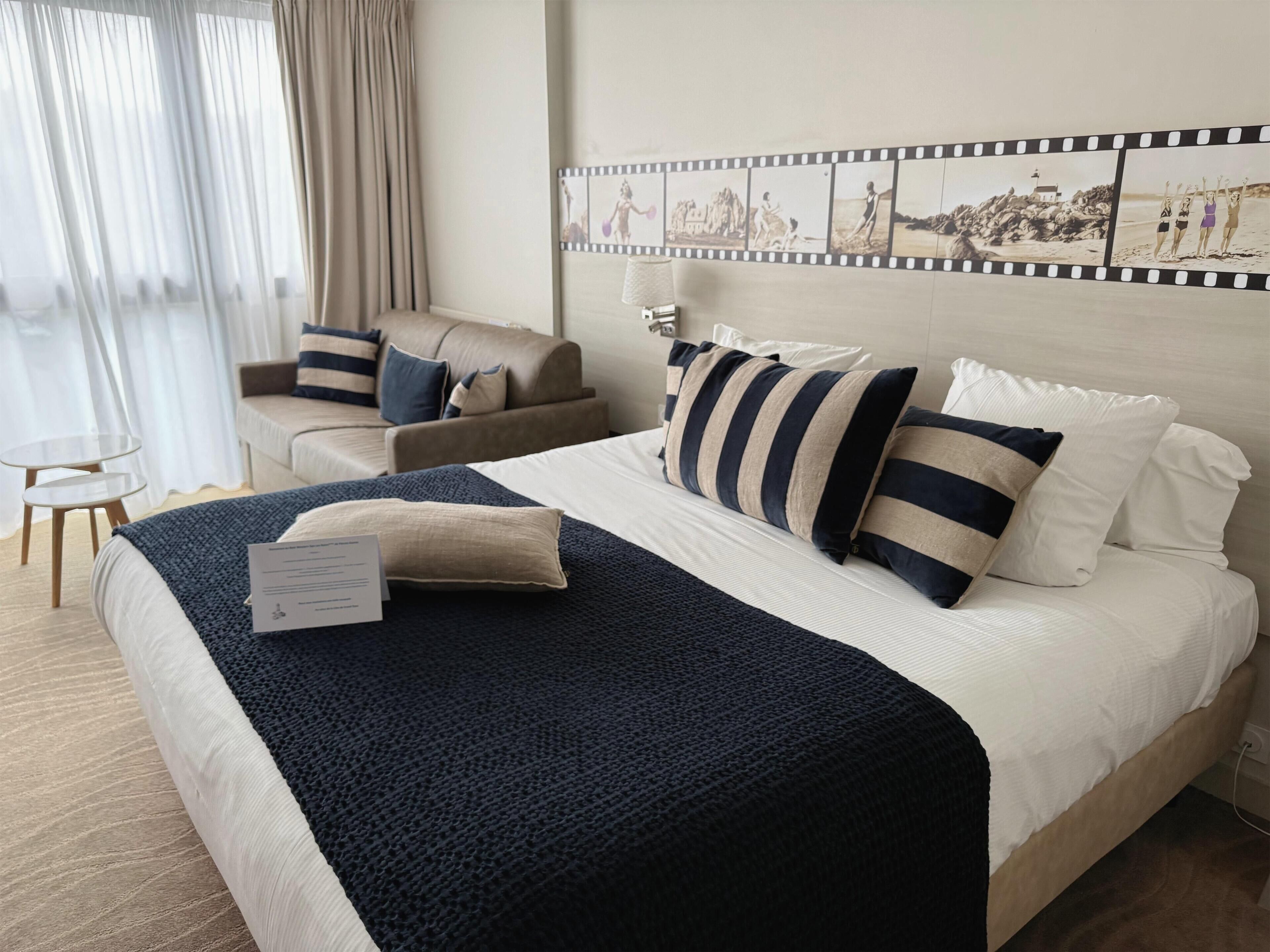 Suite junior, 1 cama de matrimonio grande, no fumadores (Larger Room;with Sofabed) | Minibar, caja fuerte, escritorio y cortinas opacas