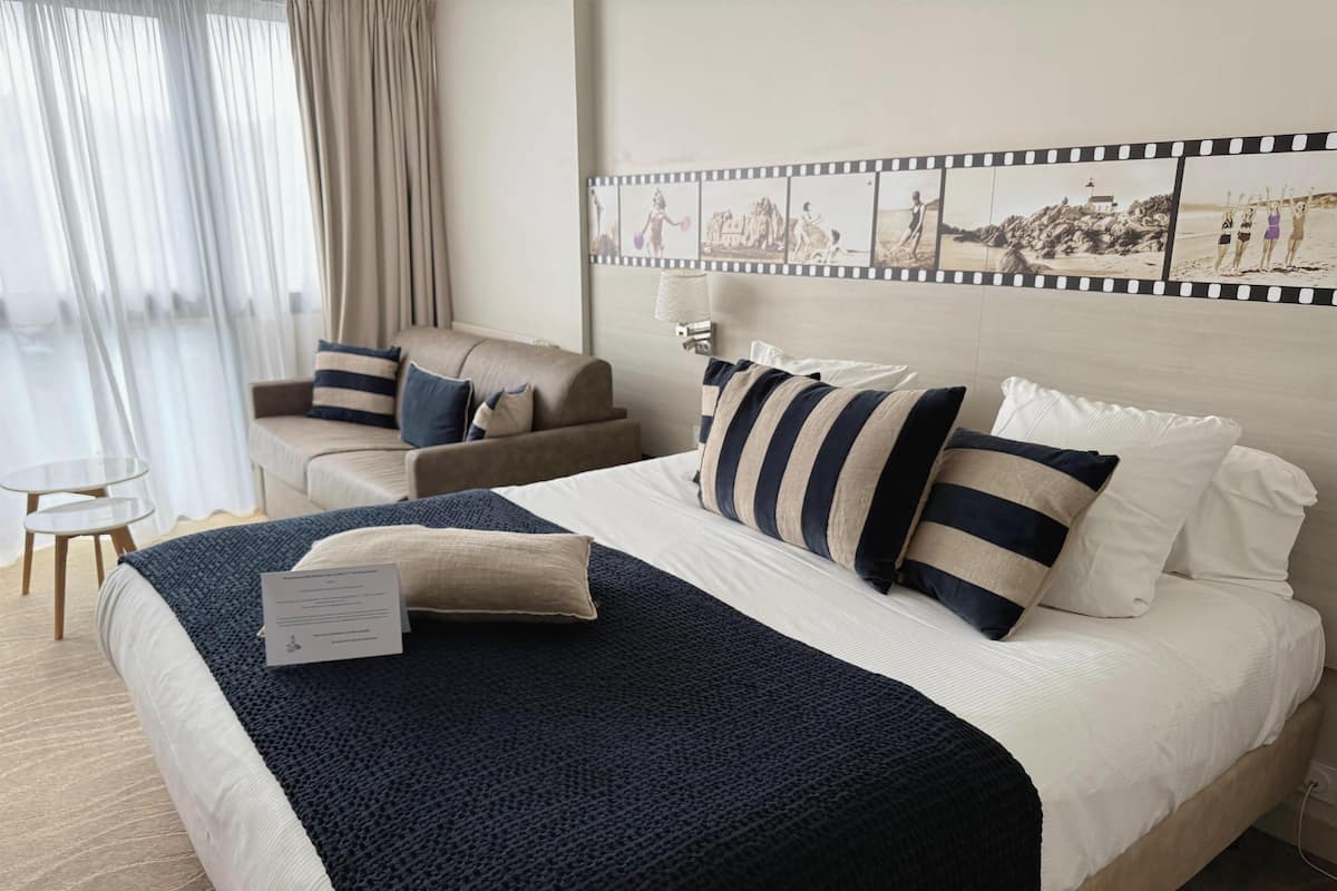 Suite junior, 1 cama de matrimonio grande, no fumadores (Larger Room;with Sofabed) | Minibar, caja fuerte, escritorio y cortinas opacas