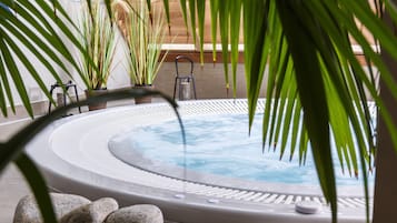 Ruang perawatan pasangan, sauna, hot tub, dan ruang uap