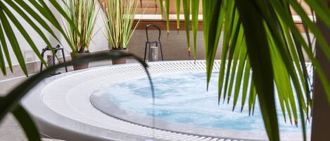 Couples treatment room(s), sauna, hot tub, steam room