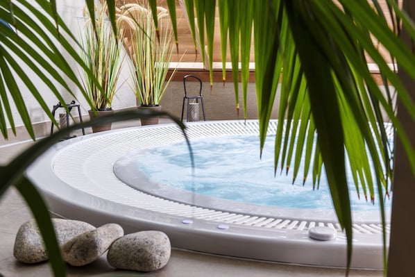 Couples treatment rooms, sauna, hot tub, steam room, Turkish bath