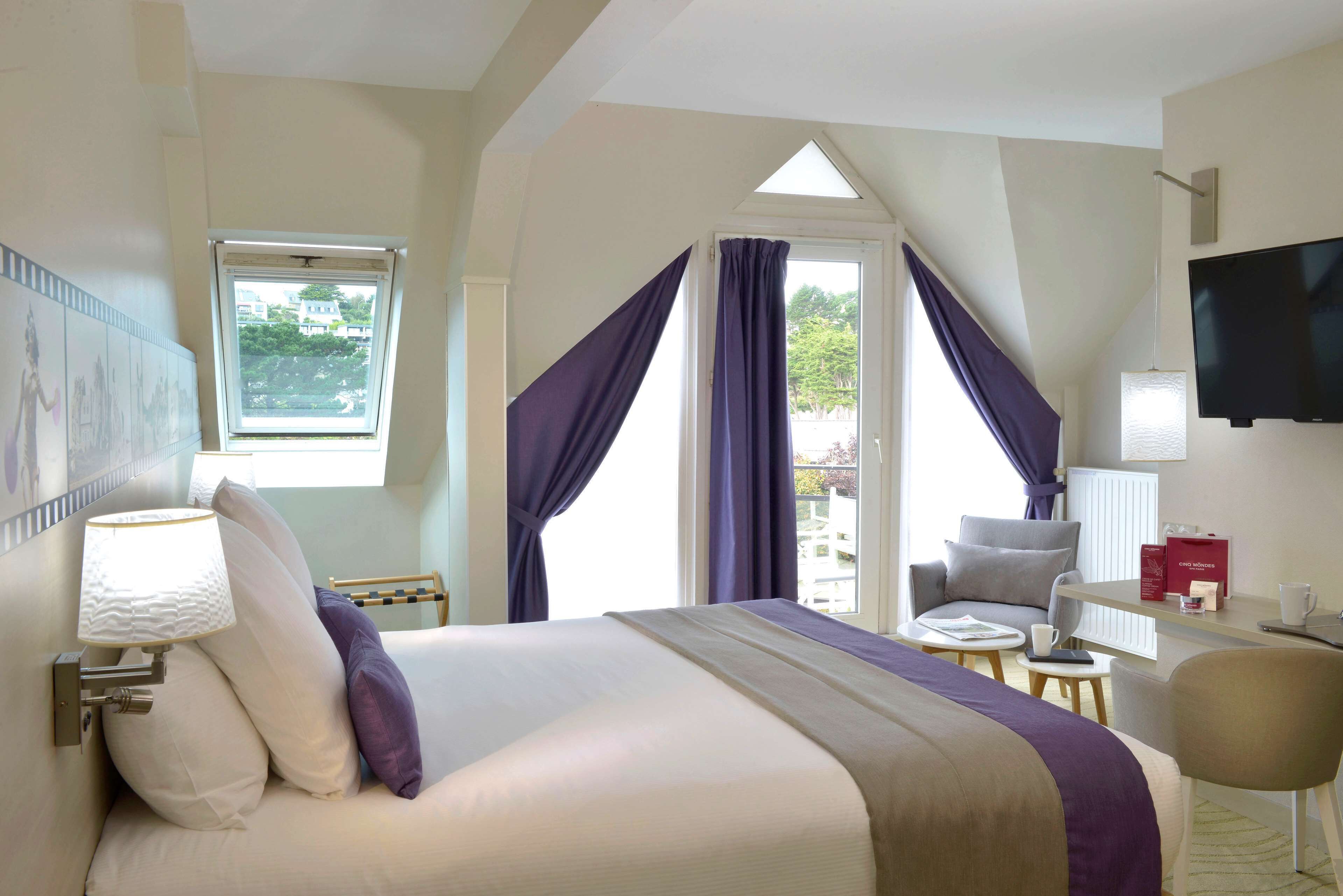 Minibar, coffres-forts dans les chambres, bureau, rideaux occultants