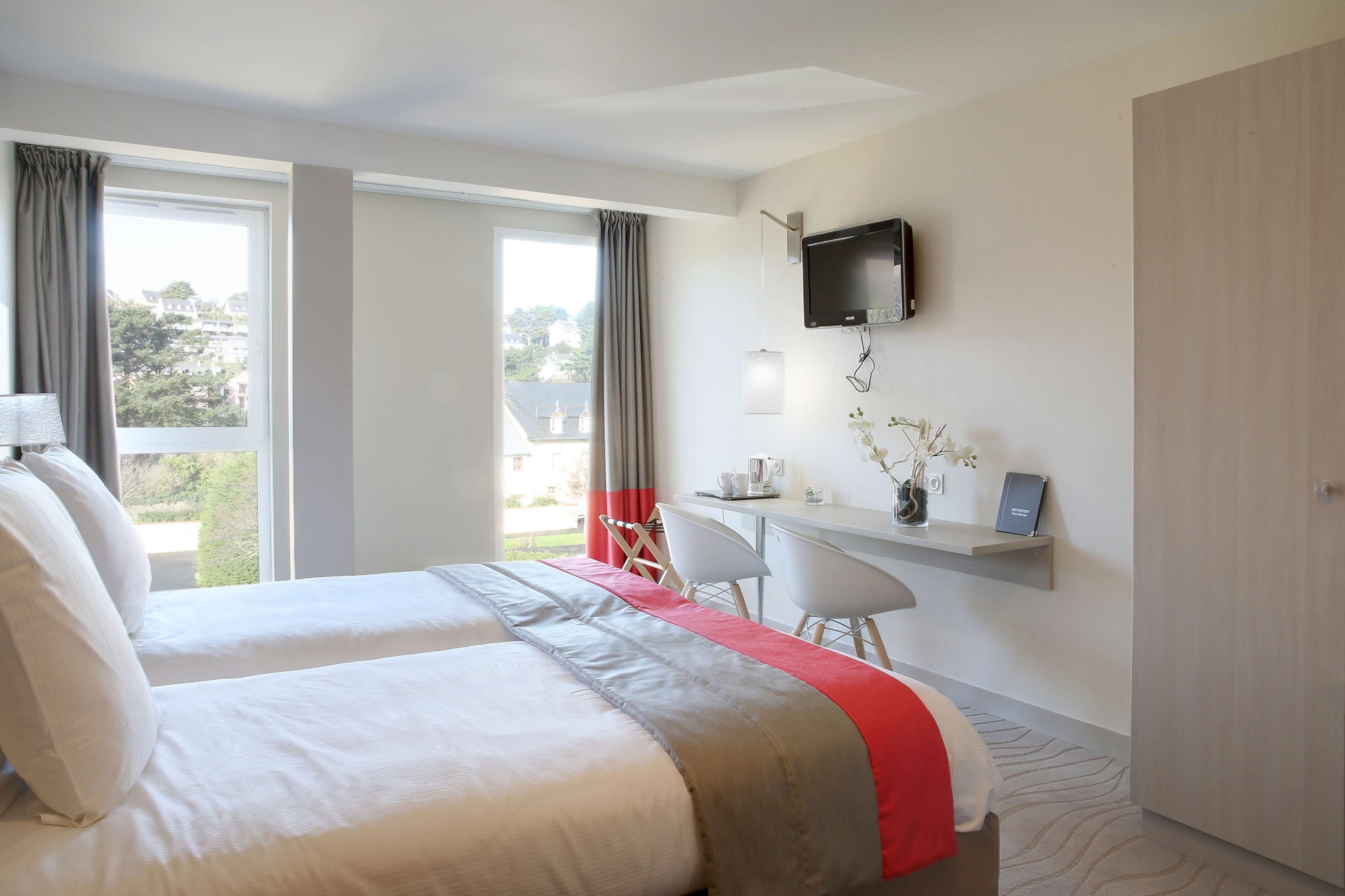 comfort room, 1 queen bed (larger room) | minibar, in-room safe, desk, blackout curtains