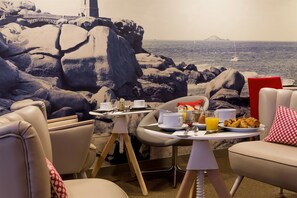 Daily continental breakfast (EUR 15 per person)