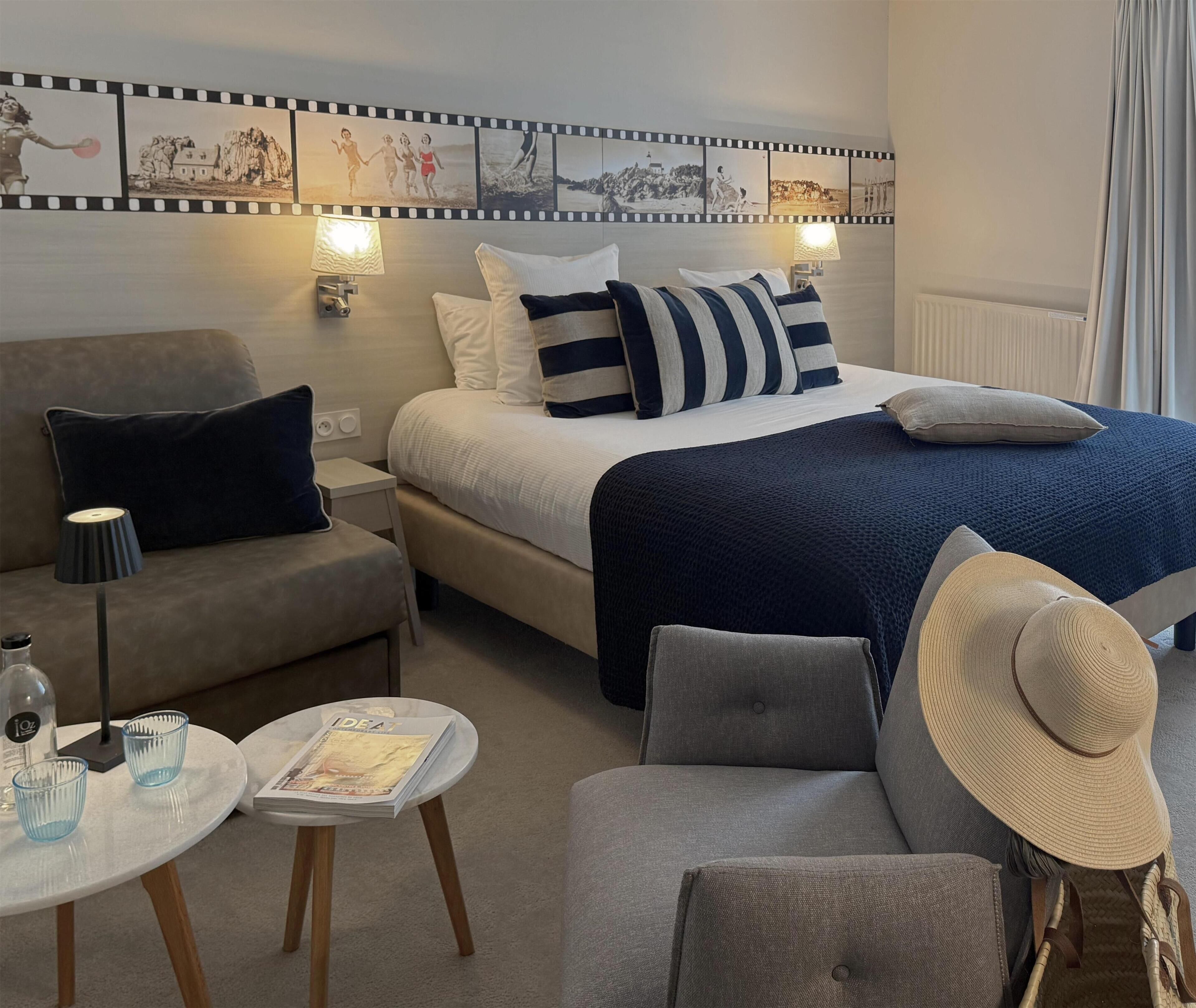 Habitación familiar, 1 cama de matrimonio, no fumadores (Larger Room;with Sofabed) | Minibar, caja fuerte, escritorio y cortinas opacas