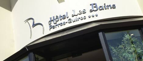 Exterior del Hotel Les Bains, con un diseño moderno, destacando un logotipo y señalización.