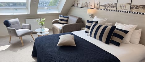 Exclusive Room, 1 King Bed | Minibar, in-room safe, desk, blackout drapes