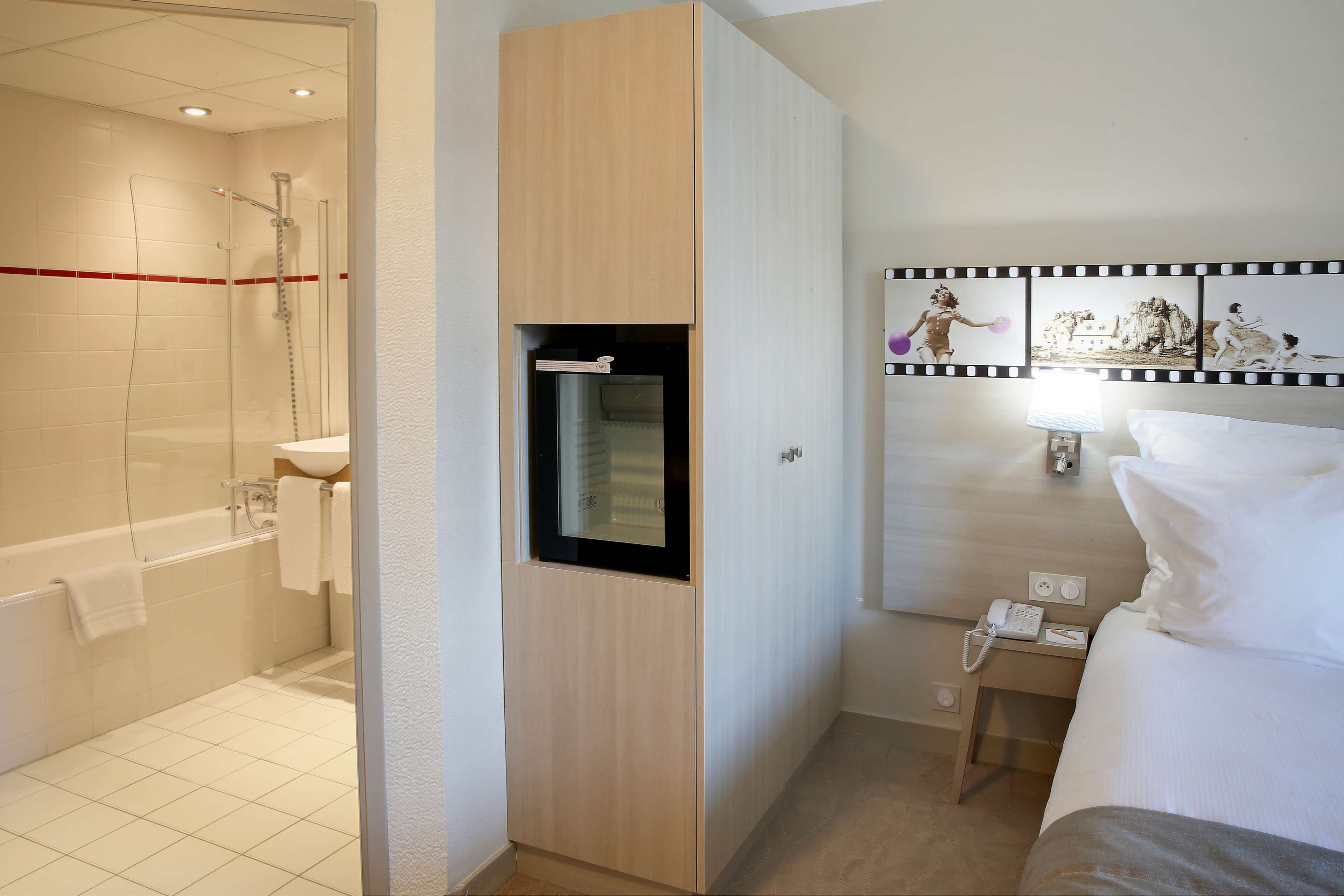 standard room, 1 queen bed (twin bed on request) | minibar, in-room safe, desk, blackout curtains