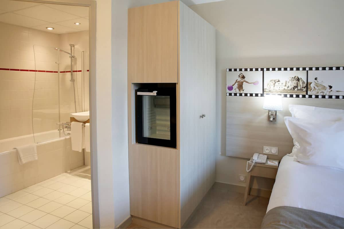 Minibar, coffres-forts dans les chambres, bureau, rideaux occultants