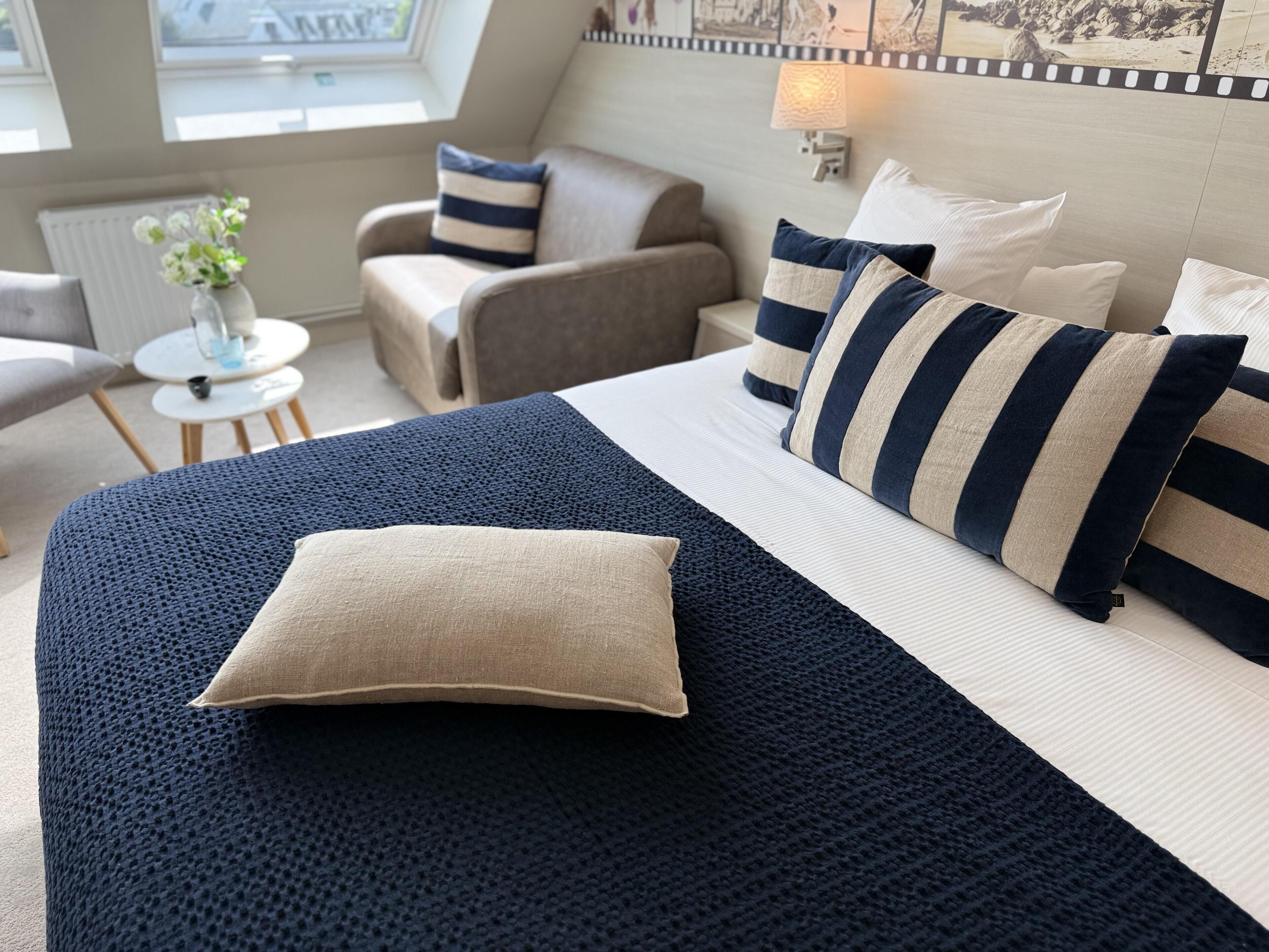 ميني بار وخزنة داخل الغرفة ومكتب وستائر تعتيم