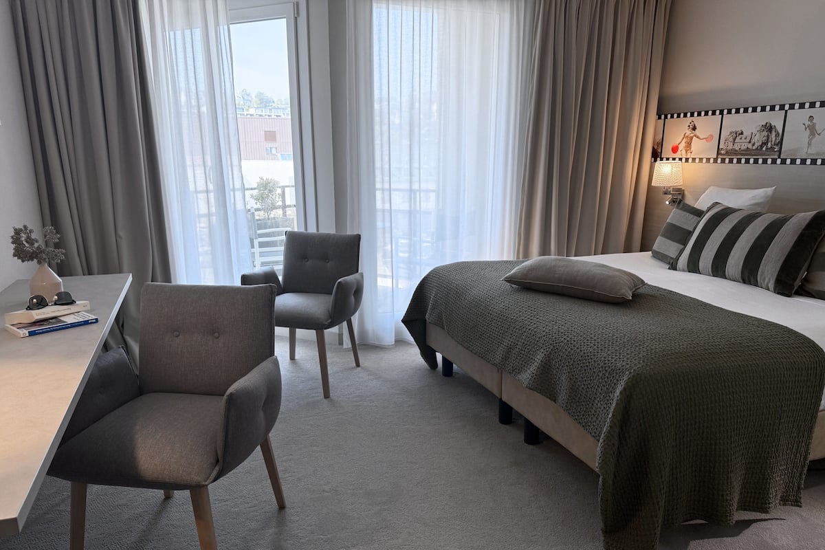 Chambre Supérieure, 1 trÚs grand lit, terrasse (Twin bed on request) | Minibar, coffres-forts dans les chambres, bureau, rideaux occultants