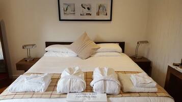 Habitación doble superior, 1 cama de matrimonio grande, patio, vistas al jardín | Sábanas italianas Frette, ropa de cama de alta calidad, cortinas opacas