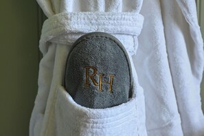 Artículos de tocador gratuitos, secador de pelo, pantuflas, toallas