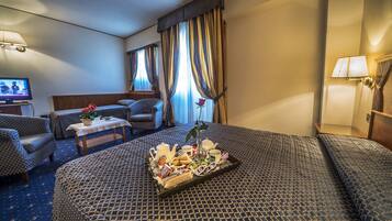 Minibar, coffres-forts dans les chambres, bureau, rideaux occultants