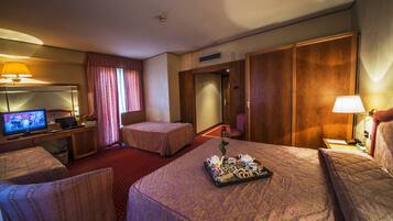 Chambre Quadruple Familiale | 1 chambre, minibar, coffres-forts dans les chambres, bureau