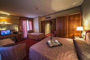 Family Quadruple Room | Minibar, in-room safe, desk, blackout curtains - Hotel Valdarno (Montevarchi)