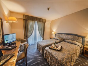 Minibar, in-room safe, desk, blackout curtains - Hotel Valdarno (Montevarchi)