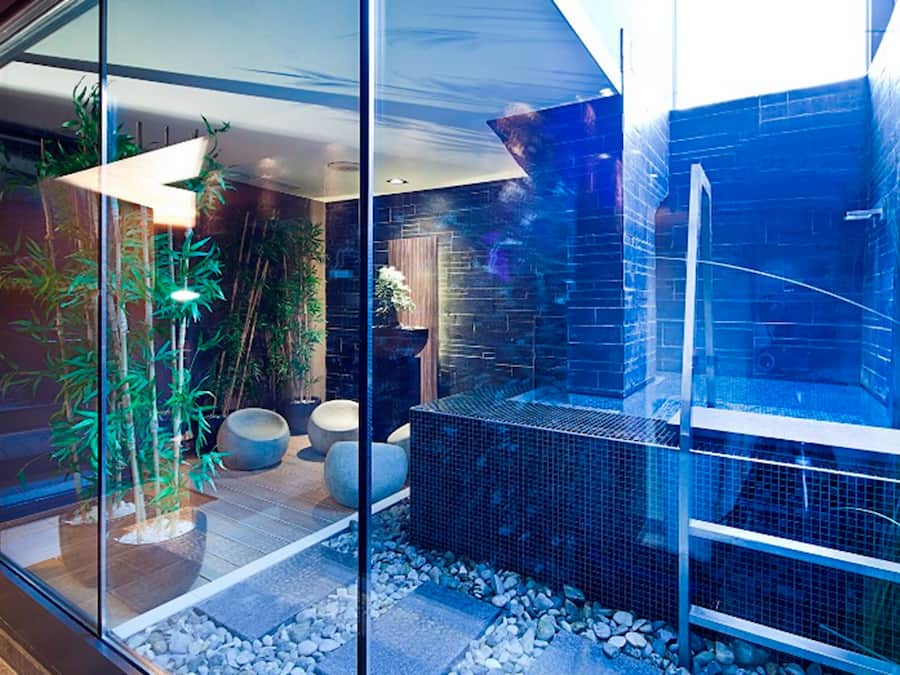Área de tratamiento exterior, un sauna, una bañera de hidromasaje