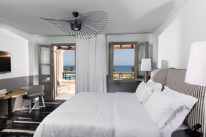 Habitación Deluxe, vistas al mar | Minibar, caja fuerte, escritorio y sistema de insonorización