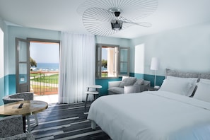 Luksusrom, terrasse, sjøutsikt | Minibar, safe på rommet, skrivebord og lydisolert