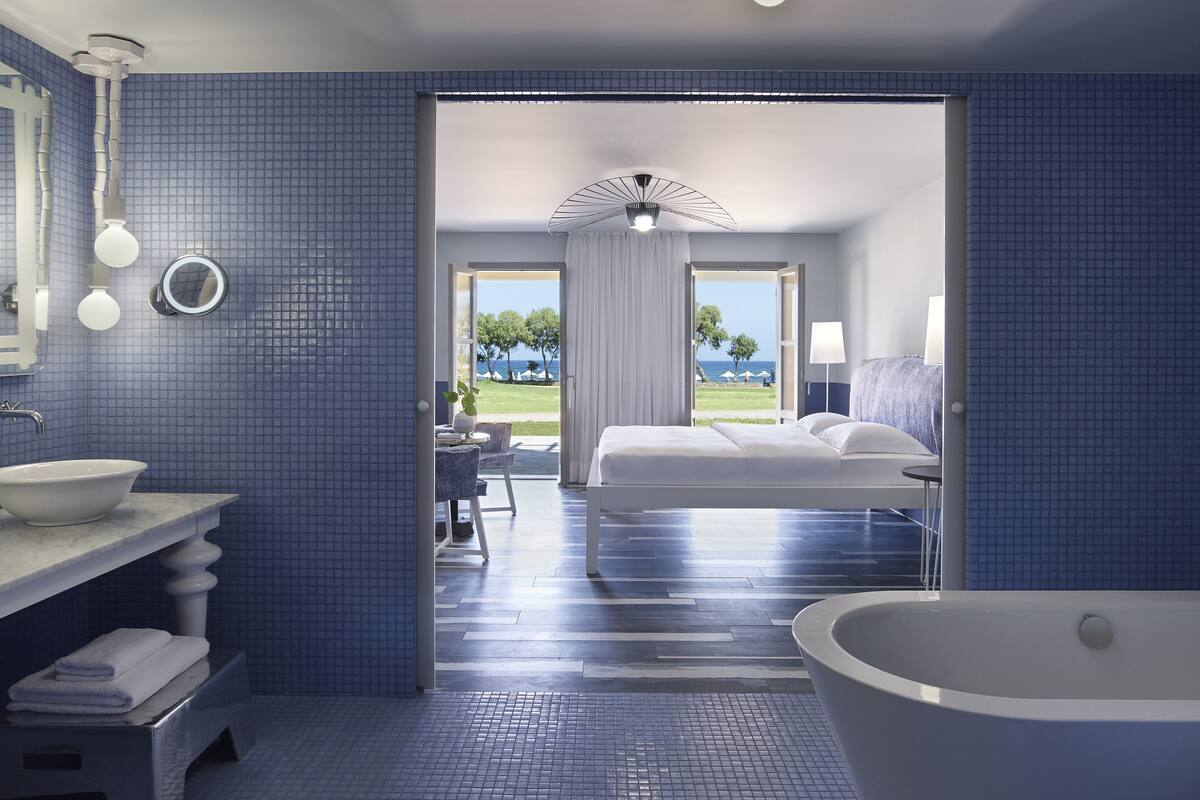 combined shower/bathtub, hair dryer, bathrobes, slippers