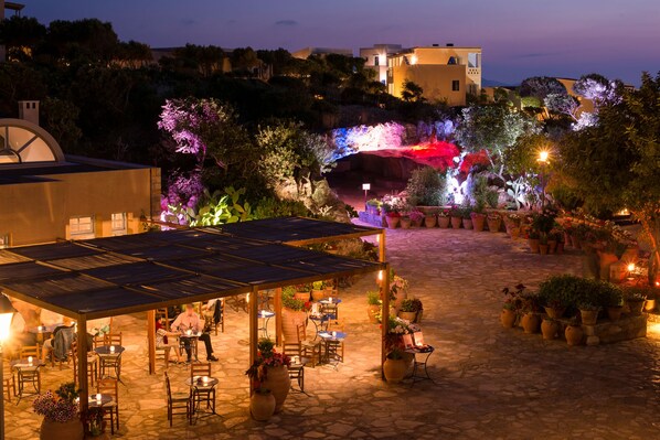 2 restaurants, international cuisine